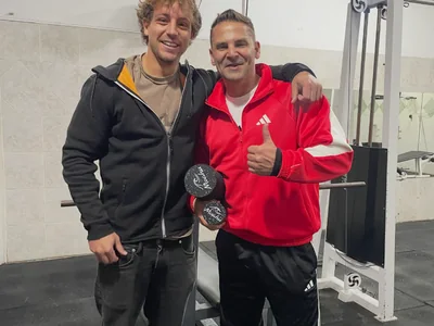 Cris Grosz con su rolo Moahu